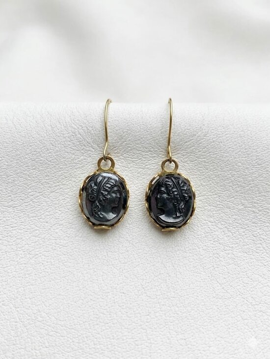 Jewelry - vintage mini cameo gold tone earring